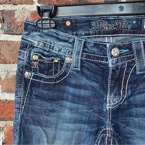 Miss Me Signature Cuffed Capri Floral Pocket Desgin - Picture 4 of 11